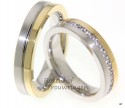 <p>Het koele witgoud en het warme geelgoud vormen, met de fijne groef ertussen, een mooi geheel. De trouwringen zijn 5 mm breed. De dames trouwring is bezet met een prachtige rij van briljant geslepen diamanten van in totaal 0,8 ct, welke in de groef gezet zijn.</p> 6495-6496-5