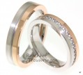 <p>Contrastrijke trouwringen met diamanten. Het warme roodgoud in contrast met het koele witgoud geeft deze 5 mm brede ring een bijzondere uitstraling. De dames trouwring is bezet met een fonkelende rij briljant geslepen diamanten van in totaal 0,8 ct.</p> 6497-6498-5