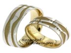 <p>Opvallende, bicolor trouwringen. Exclusieve bicolor trouwringen van 7 mm breed. Opvallend door de grillige vorm van het dieperliggende kronkelende gedeelte van mat geelgoud. Het glanzende witgoud contrasteert hierbij mooi. In de dames trouwring zijn 10 briljant geslepen diamanten geplaatst.</p> 6501-6502-7