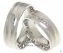 <p>Bijzonder gegolfde trouwringen van witgoud. U waant zich op de golven van de liefde met deze exclusieve witgouden trouwring van 7 mm breed. De vijf briljant geslepen diamanten van in totaal 0,09 ct volgen de golfbeweging in de dames trouwring.</p> 6513-6514-7