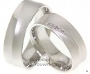 <p>Chique, 7 mm brede trouwringen van witgoud. De ringen hebben een matte finish. In de dames trouwring zijn in een mooie langgerekte vorm, 7 briljant geslepen diamanten gezet.</p> 6517-6518