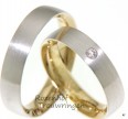 Matte witgouden trouwringen met glanzende, geelgouden onderlaag. De ringen zijn 5 mm. breed. De dames trouwring is bezet met een mooie briljant geslepen diamant van 0,055 ct.