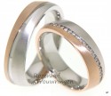 <p>Elegante trouwringen in rood- en witgoud met diamanten. Een gematteerde, schuine roodgouden baan en een witgouden baan vormen samen deze trouwring. De trouwring is 6 mm breed. In de dames trouwring is een rand van briljant geslepen diamanten van in totaal 0,375 gezet.</p> 6531-6532-5