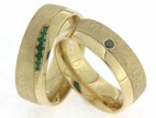Bijzondere, geelgouden trouwringen met smaragd en zwarte diamant. Deze ambachtelijke ringen zijn bijzonder door de edelstenen die erin verwerkt zijn. In de dames trouwring zijn 7 smaragden gezet. In de heren trouwring is een mysterieuze, zwarte diamant gezet. Het contrast van de krasmatte finish en de hoogglans finish, maakt dit paar nog specialer.
6565-6567