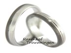 Een no nonsense ring uit onze Dia y Noche collectie. Gewoon een mooie, betaalbare trouwring van witgoud met ruthenium, maar wel met een schitterende diamant in de dames trouwring.