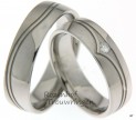<p>Deze neutrale trouwringen zijn uitgevoerd in witgoud en zijn voorzien vaan een speelse belijning in de ring. Verder heeft de ring een glanzende finish en heeft de diamant ook een mooi plekje gecreëerd centraal in de ring van de bruid. Prachtig setje!</p> 7027-7028