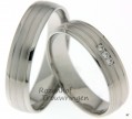 <p>Deze ringen zijn uitgevoerd in witgoud en hebben twee verschillende finishes, namelijk een matte versie en een prachtige gepolijste finish! De ringen zijn 5 mm breed en zijn onderverdeeld in allemaal banen, dit houdt de ringen neutraal maar op een speelse manier! In de damesring zijn 3 diamanten gezet, deze zijn briljant geslepen en zijn in totaal 0,45 karaat.</p> 7033-7034