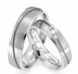 <p>Coole witgouden trouwringen. Een speelse groef is rondom de ring aangebracht. De ring is mat afgewerkt. In de groef van de dames trouwring zijn 3 briljant geslepen diamanten van in totaal 0,095 ct gezet, als schitterend middelpunt. De ringen zijn 6,5 mm breed.</p> 7067-7068-10