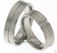 <p>Trendy witgouden trouwringen van 6 mm breed met 3 briljant geslepen diamanten van samen 0.075 ct.</p> 7087-7088