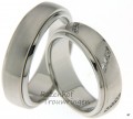 <p>Matte witgouden trouwringen met glanzende buitenring van 6,5 mm breed. In de dames trouwring zijn 18 briljant geslepen diamanten, van in totaal 0,27 ct, schuin over de ring geplaatst in groepjes van drie diamanten. Dit geeft de ring een bijzondere uitstraling.</p> 7109-7110