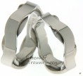 <p>Bent u ook smoorverliefd op deze bijzondere ringen? Deze ringen zijn namelijk uitgevoerd in witgoud en bewonder die prachtige kunstige vorm! Deze ringen hebben beide een kronkelend idee en bij de ring voor de bruid ziet u zelfs nog maarliefst 8 (!) diamanten. Al met al een prachtig setje trouwringen met een exclusieve touch eraan!</p> 7123-7124