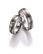 Speels gegolfde trouwringen van witgoud en palladium van 5,5 mm breedte met 2 briljant geslepen diamanten van in totaal 0,06 ct