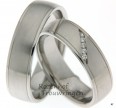 <p>Deze mooie trouwringen zijn uitgevoerd in platina! De elegantie straalt er van af en die stralende uitdruk komt vooral door die schitterende diamanten in de damesring. In de damesring bevinden zich namelijk maar liefst 5 diamanten van 0.01 karaat per diamant! Deze ringen zijn verkrijgbaar in platina, palladium en witgoud.</p> 7145-7146