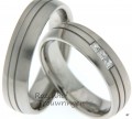 <p>Vorstelijke, platina trouwringen van 5,5 mm breed met 3 princess geslepen diamanten van in totaal 0,18 ct. Deze trouwringen zijn verkrijgbaar in palladium, platina en witgoud.</p> 7147-7148