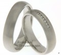 <p>Deze trouwringen zij uitgevoerd in platina en doen ons denken aan de klassieke ringen, dit zijn echter geen klassieke ringen want zoals je in de damesring ziet, zie je een prachtige rij diamanten stralen in het midden van de 5 millimeter brede ring. Deze ringen zijn verkrijgbaar in platina, palladium of witgoud.</p> 7149-7150