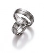 <p>Mooie trouwringen uitgeveord in patina met een breedte van 6,5 mm.ook bevindt zich in de damesring een sprankelende rij vol met diamanten die briljant geslepen zijn. Deze ringen zijn verkrijgbaar in platina, palladium of witgoud.</p> 7153-7154