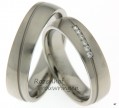 <p>Platina trouwringen van 5,5 mm breed met 6 briljant geslepen diamanten van in totaal 0,09 ct. Verder loopt er een ranke lijn diagonaal door de ringen en in deze lijn bevinden zich dan ook die schitterende diamanten in de ring voor de vrouw! Deze ringen zijn ook verkrijgbaar in palladium of witgoud.</p> 7155-7156