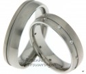 <p>Platina trouwringen van 5,5 mm breed met 10 briljant geslepen diamanten van in totaal 0,1 ct. Die mooie diamanten zijn gelegen in een dunne gleuf die zich in de zijkant van de dames ring heeft gevestigd. Deze ringen zijn verkrijgbaar in palladium, platina of witgoud.</p> 7157-7158