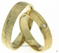 Ambachtelijke, geelgouden trouwringen met tegenstellingen. De ringen zijn 5 mm breed en hebben deels een gladde afwerking en deels een fantasievolle afwerking. In de dames trouwring prijkt een briljant geslepen diamant van 0,025 ct. 7179-7180