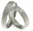 Ambachtelijke, witgouden trouwringen met speelse afwerking. De ringen zijn 5 mm breed en hebben deels een gladde afwerking en deels een fantasievolle afwerking. In de dames trouwring prijkt een briljant geslepen diamant van 0,025 ct. 7197-7198