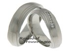 <p>Bijzonder belijnde, witgouden trouwring. Het bijzondere lijnenspel in deze 5,3 mm brede trouwring maakt deze ring opvallend. De smalle, golvende lijnen en brede baan vormen samen een mooi geheel. De dames trouwring is bezet met 7 schitterende briljant geslepen diamanten van 0,07 ct.</p> 7237-7238-7