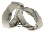 <p>Double luck, witgouden trouwringen van 6 mm breed. De twee kronkelende, witgouden trouwringen zijn over elkaar gezet. In de dames ring zijn 9 briljant geslepen diamanten in een schuine streep in de ring gezet.</p> 7245-7246-7