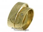 <p>Deze betekensvolle ringen zijn uitgeveord in geelgoud en lopen in elkaar over. Samen vormt dit setje na,elijk een infinity symbool, het symboliseert oneindigheid, kracht en eeuwige liefde! Maar deze ringen hebben nog veel meer te bieden, namelijk die sprankelende diamant gevestigd in de dames ring! </p> 7315-7316-11