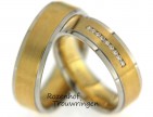 <p>Zonnige trouwringen in twee kleuren met fonkelende diamanten. De trouwringen zijn 6,5 mm breed. De dames trouwring is bezet met 9 briljant geslepen diamanten van in totaal 0,09 ct. Het schijnsel van de diamanten maakt de ring nog zonniger.</p> 7367-7368