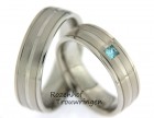 <p>Witgouden trouwringen, welke een breedte hebben van 6 mm. Met afwisselende banen van mat en glanzend witgoud. In de dames trouwring is een spectaculaire blauwe, princess geslepen diamant gezet: Something blue.</p> 7399-7400