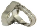 <p>Extravagante trouwringen van witgoud. De bijzonder vormgegeven trouwringen van 6 mm breed, zijn mat afgewerkt. In de dames trouwring is een briljant pad van 45 fonkelende diamanten in de ring gezet.</p> 7417-7418