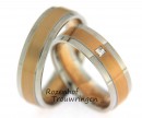 <p>Uitbundig warme trouwringen in twee kleuren. De trouwringen zijn 6 mm breed. De uitbundig roodgouden kleur geeft de ring een warm uiterlijk. Om dit enigzins in bedwang te houden zijn aan de buitenzijde van de ring twee banen witgoud aangebracht. Bijzonder fraai hierbij is de princess geslepen diamant van 0,06 ct, welke in de dames trouwring is gezet.</p> 7423-7424
