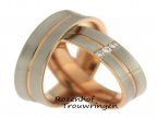 <p>Spectaculaire kleurencombinatie van rood- en witgoud. Prachtige trouwringen van 6 mm breed. Het warme roodgoud en het koele witgoud zorgen voor een spectaculaire trouwring. De dames trouwring is verrijkt met drie briljant geslepen diamanten van in totaal 0,09 ct.</p> 7425-7426