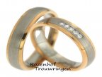 Trouwringen in twee contrasterende kleuren. De warme roodgouden banen steken prachtig af bij de koele witgouden baan. De trouwringen zijn 5 mm breed. In de dames trouwring zijn 5 briljant geslepen diamanten gezet.