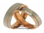 Smaakvolle, tweekleurige trouwringen van 5,5 mm breed. Warm roodgoud en koel witgoud wordt hierin prachtig gecombineerd. In de smaakvolle dames trouwring prijken 3 schitterende, briljant geslepen diamanten.