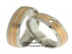 Tijdloze, tweekleurige trouwringen met diamant, welke een breedte hebben van 6 mm. De banen van roodgoud en witgoud wisselen elkaar af. De ring is zowel mat als glanzend afgewerkt. In de dames trouwring is een briljant geslepen diamant van 0,055 ct gezet.
