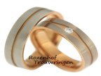 <p>Exclusieve, tweekleurige trouwringen van 6 mm breed. De gelaagde ringen bestaan uit een onderlaag van roodgoud met daarop twee banen van witgoud. In de dames trouwring wijken de banen van witgoud om plaats te maken voor het kloppende hart van de ring; een briljant geslepen diamant van 0,07 ct.</p> 7435-7436