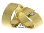 Deze stoere, maar tegelijk ook super chique ringen zijn vervaardigd uit geelgoud. Wat deze trouwringen zo stoer maakt is de breedte, maar die schitterende diamant maakt de ring weer super chique. Verder is de diamant briljant geslepen en in het midden van de ring voor haar gezet.