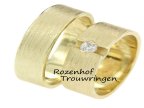 Deze stoere, maar tegelijk ook super chique ringen zijn vervaardigd uit witgoud en geelgoud. Wat deze trouwringen zo stoer maakt is de breedte, maar die schitterende diamant maakt de ring weer super chique. Verder is de diamant briljant geslepen en in het midden van de ring voor haar gezet.