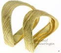 <p>Frivole, geelgouden trouwringen. De 6 mm brede trouwringen hebben een prachtige afwerking, wat veel weg heeft van boomschors.</p> 7513-7514