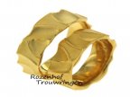 Flamboyante, geelgouden trouwringen van 7,5 mm breed. De ringen hebben een matte finish.
