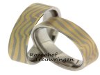 Trouwringen met een kronkel!De prachtige kronkelende geelgouden en witgouden aderen maken van deze trouwringen een uniek geheel. Bij deze ringen is garne megane techniek gebruikt.