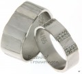 Ambachtelijke trouwringen van witgoud verkrijgbaar in de breedtes 6 mm. en 9 mm. De ring bestaat uit banen glanzend en mat witgoud welke als krachtige boomstammen rondom de ring aangebracht zijn. Drie boomstammen zijn in de dames trouwring bezaaid met 24 briljant geslepen diamanten.