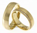 <p>Briljante, geelgouden trouwringen van 5,5 mm breed. De ring is opgebouwd uit een brede matte baan en een smalle glanzende baan. De dames trouwring is rondom bezet met 27 briljant geslepen diamanten van in totaal 0,27 ct.</p> 7703-7704