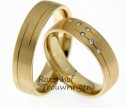 <p>Elegante, mat geelgouden trouwringen van 5,5 mm breed. twee subtiele onderbroken lijnen lopen over de ring. De dames trouwring is speels bezet met 6 fonkelende briljant geslepen diamanten van in totaal 0,06 ct.</p> 7705-7706