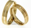 <p>Deze mooie geelgouden ringen zijn echt trendy en schitterend. Deze ringen zijn bijna identiek aan elkaar en passen precies bij elkaar net zoals jullie! In de ring van de bruid bevindt zich nog één diamant, deze diamant is briljant geslepen. Dit trouwringenpaar staat mooi bij iedereen!</p> 7709-7710