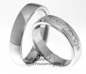 <p>Eenvoudige chic met luxueuze diamanten! klassiek gevormde trouwringen van 5 mm breed. Een luxueuze uitstraling krijgt de dames trouwring door het stralende pad van maar liefst 22 briljant geslepen diamanten van in totaal 0,2 ct. Uw liefde zal hierbij zeker oplichten!</p> 7711-7712-5