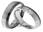 Classy, witgouden trouwringen uit onze dia y noche collectie. De donkere ruthenium kleur van de smalle band, steekt prachtig af bij brede band. De ringen zijn 5 mm breed. In de dames trouwring fonkelt een princess geslepen diamant van 0,06 ct.