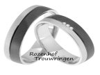 "Black is beautiful"is uitstekend van toepassing voor deze trouwringen van witgoud. De prachtig donkere ruthenium kleur is de blikvanger van deze trouwring. De 3 briljant geslepen diamanten in de dames trouwring, schitteren extra bij het ruthenium. De ringen zijn 5,5 mm breed.