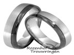 Een vleugje mysterie gevat in witgoud. De ringen zijn 5,5 mm breed en bestaan uit een band witgoud en een band van ruthenium. In de dames trouwring flonkert een briljant geslepen diamant van 0,02 ct.