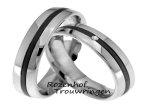 Een stel prachtige tegenpolen van witgoud met ruthenium. De ringen zijn 5 mm breed. Het donkere ruthenium steekt prachtig af bij het lichte witgoud. Een briljant geslepen diamant van 0,02 ct straalt in de ruthenium baan.